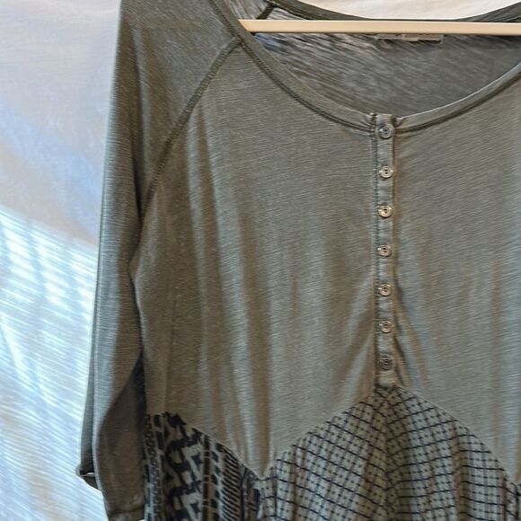 Indigo Trade Co. “greige”swing top w/shark bite hem - Picture 2 of 5